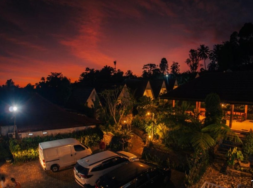 Panorama matahari terbenam di tumpak sewu home stay lumajang