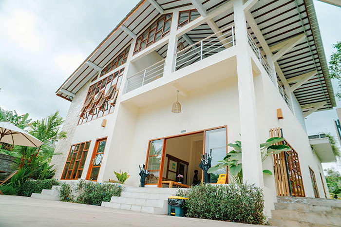 Bangunan penginapan Artha Cottage di Pronojiwo Lumajang