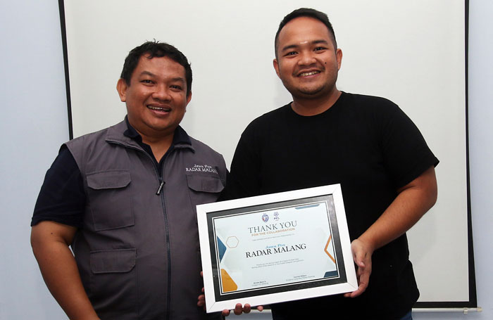 Direktur Radar Malang Tauhid Wijaya bersama Nicola Reza Samudra, pengusaha muda dan bos tim futsal Unggul FC