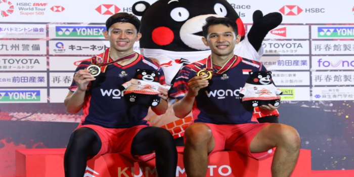 Fajar dan Rian duduk di podium tertinggi Kumamoto Masters 2024 (Foto: PBSI).