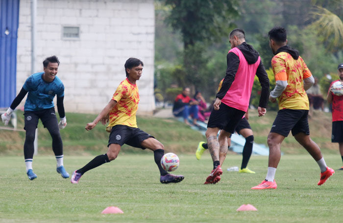 Pemain Arema FC diterpa gosip bursa transfer jelang paro musim