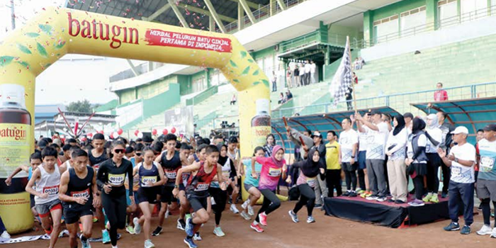 Malang MERIAH: Peserta Ngalam Heritage Run melakukan start di Stadion Gajayana kemarin pagi.