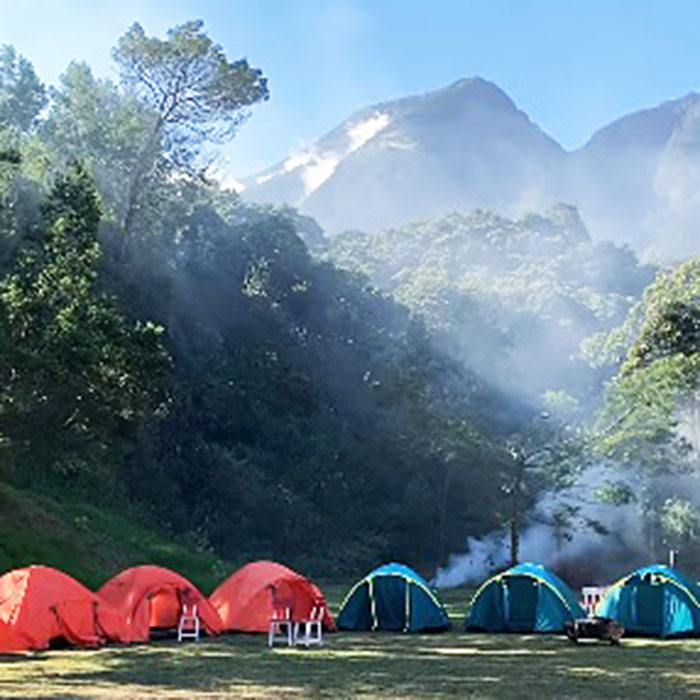 Panorama pegunungan di perkemahan The Lawu Park