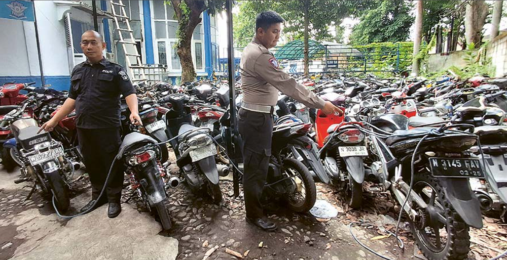 polisi menunjukkan puluhan motor hasil sitaan dari pelaku balap liar di Kantor Tilang Polresta Malang Kota, Jalan Diponegoro Nomor 29, kemarin (18/11).