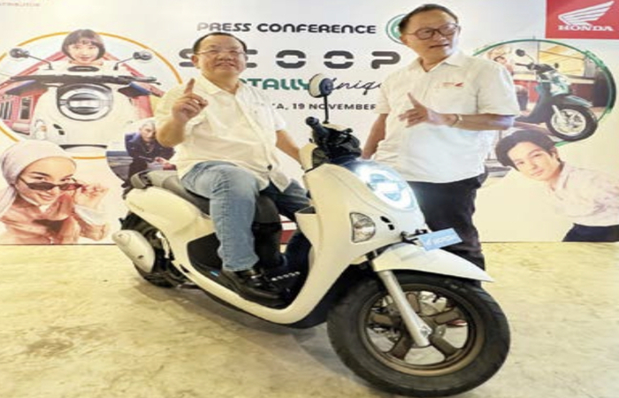 MODERN: Presiden Direktur MPM Homda Jatim Suwito M. (duduk) didampingi Direktur Marketing MPM Honda Jatim Dendy Sean dalam launching New Honda Scoopy kemarin.