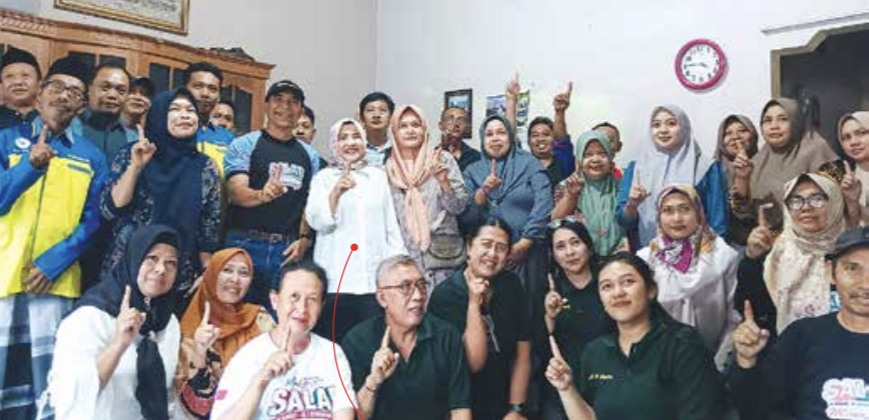 KUATKAN EKONOMI: Calon Wakil Bupati Malang Lathifah Shohib bersama warga desa donomulyo kemarin (18/11).