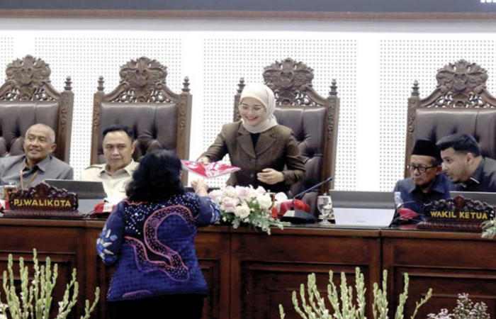 MINTA HEARING: Ketua DPRD Kota Malang Amithya Ratnanggani Siraduhitta menerima salinan dokumen berisi pendapat fraksi terhadap pembahasan rancangan APBD 2025, kemarin.