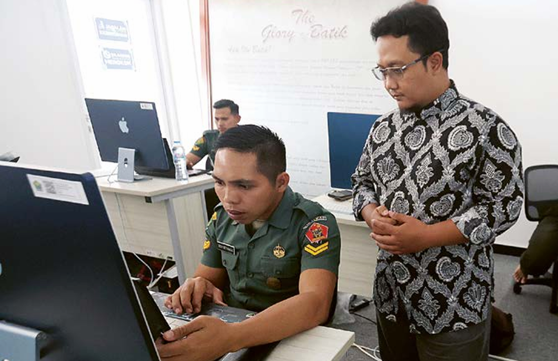 Vipkas mendampingi salah satu anggota TNI yang mengikuti materi ilmu forensik digital di Malang Creative Center (MCC), 11 November lalu.