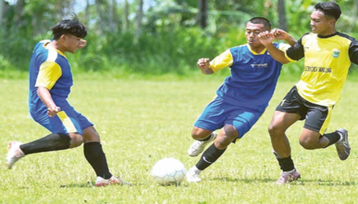 PERBANYAK PERTANDINGAN: Dua pemain Malang United (kiri dan tengah) berjibaku berebut bola dalam laga uji coba, pekan lalu.