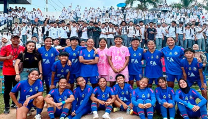 LANGGANAN JUARA: Pemain Arema FC Women berfoto dengan para  pendukung tim seusai menang di laga final ASBWI Cup, kemarin.
