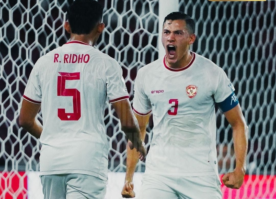 Kapten timnas Indonesia Jay Idzes dan Rizky Ridho setelah menghalau serangan Arab Saudi