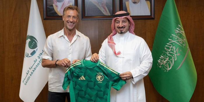 Herve Renard ketika penandatanganan kontrak pelatih Timnas Arab Saudi (foto: instagram @herve.renard.hr)
