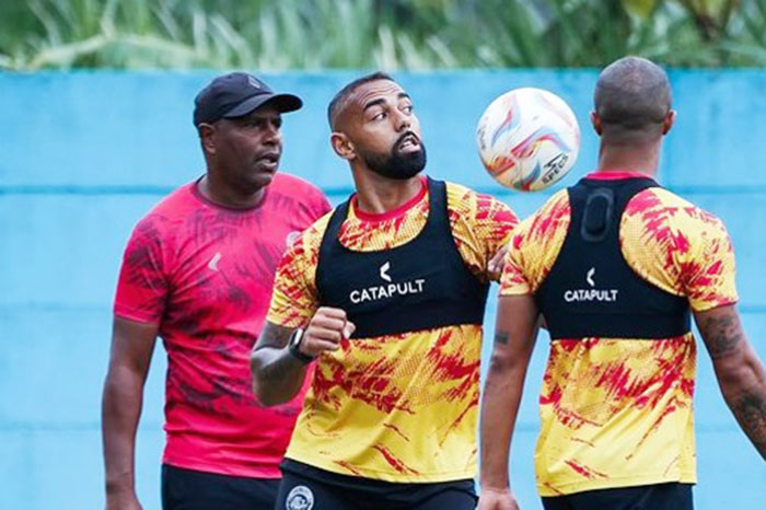 Pemain asing Arema FC dalam latihan untuk persiapan lawan Madura United