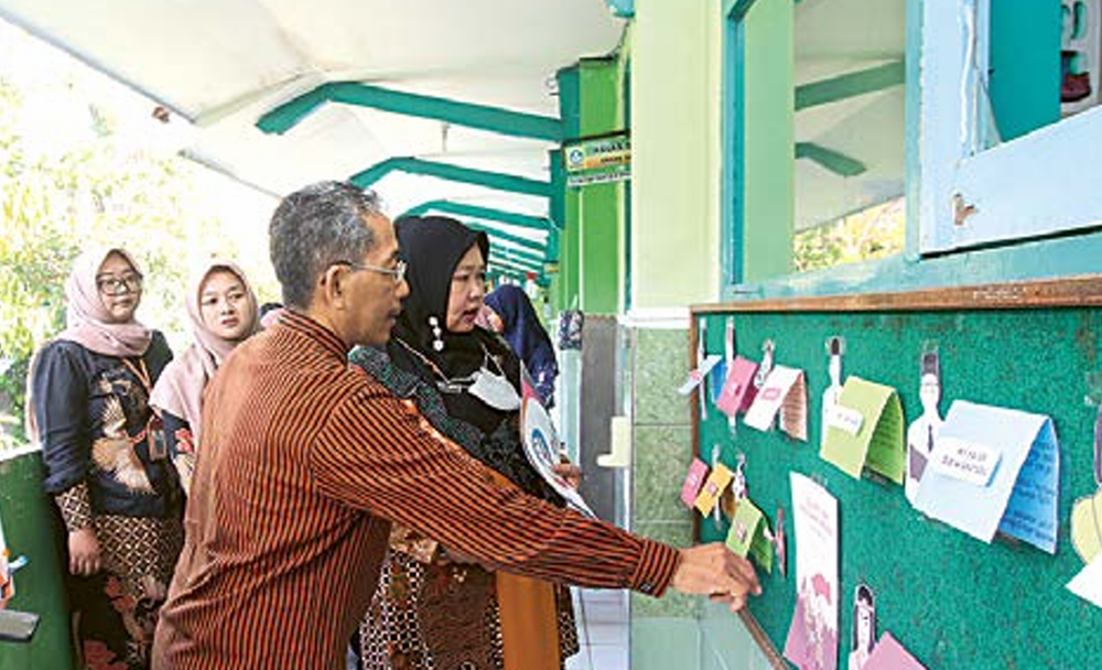 PROSES PANJANG: Dewan Juri Lomba Literasi Sekolah melihat mading di SDN Purwantoro 1, beberapa hari lalu. SATRIA CAHYONO / RADAR MALANG