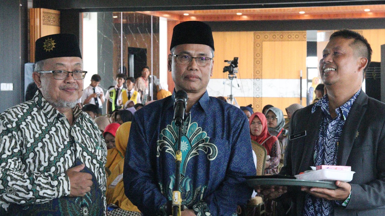 MILAD: Ketua PDM Kabupaten Malang Dr Nurul Humaidi MAg (tengah) diapit Kepala SMK Mutu Gondanglegi Munali (kanan) dan Wakil Ketua PDM Kabupaten Malang Dr Ridwan Joharmawan (kiri) saat Milad ke-112