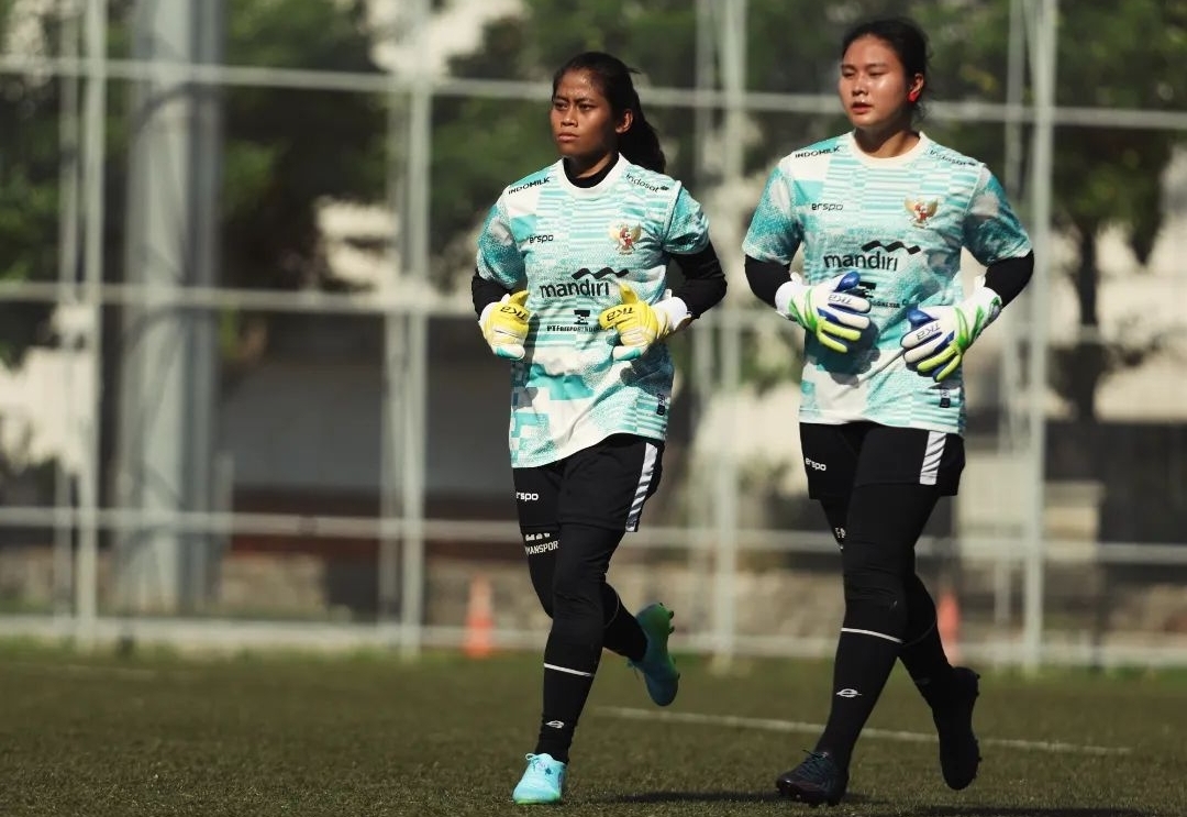Kiper Arema FC Women Laita Ro&rsquo;ati Masykuroh (kiri) menjalani training camp Garuda Pertiwi di Jakarta, beberapa waktu lalu.