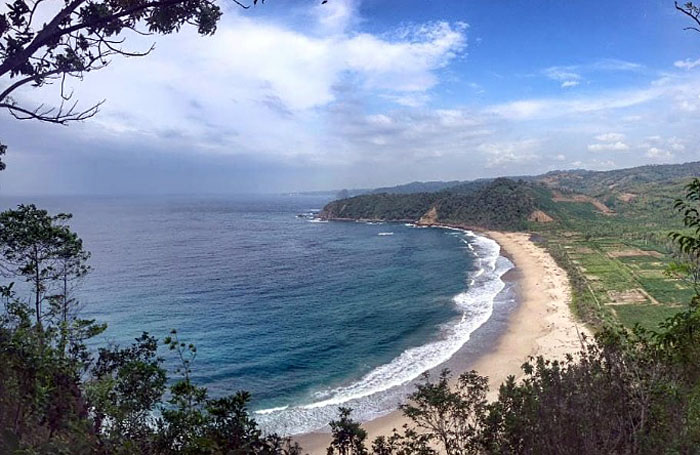 Keindahan pantai Modangan Donomulyo Malang selatan. Pekan lalu satu mahasiswa meninggal tenggelam di sana.