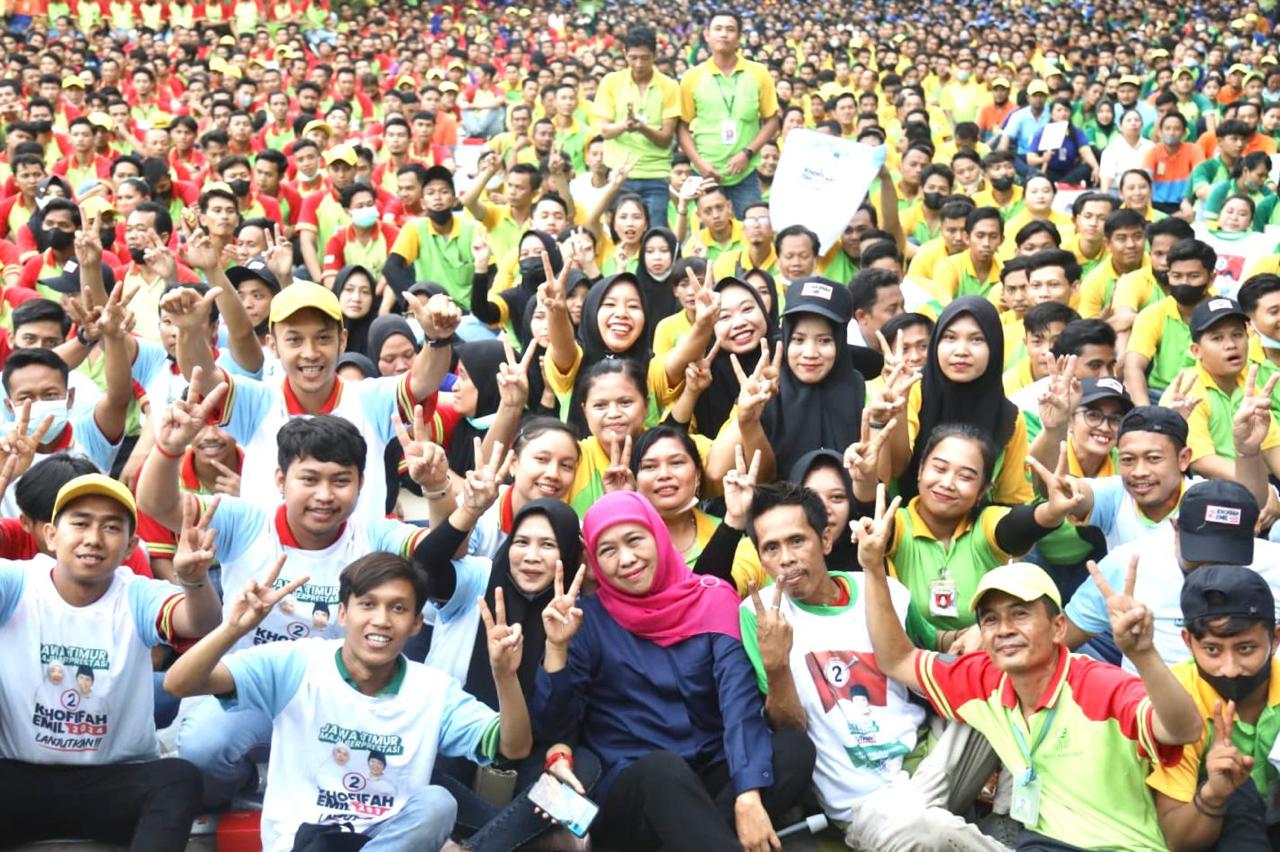 Simpatisan berfoto bersama Khofifah calon Gubernur Jawa Timur