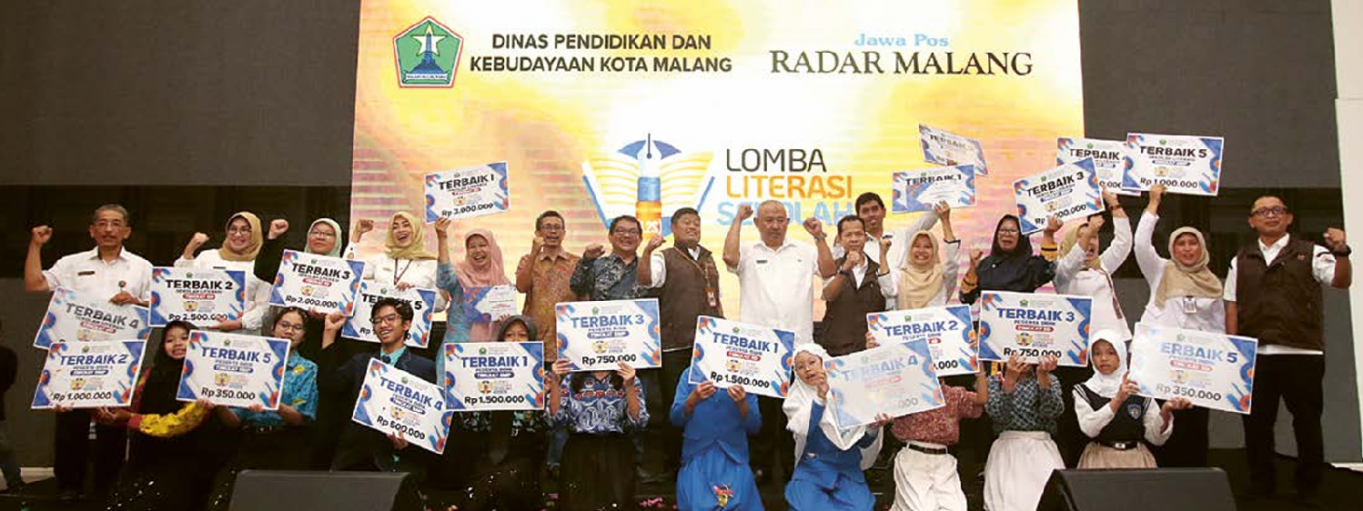 SELAMAT: Para pemenang Lomba Literasi Sekolah berfoto bersama pada acara penganugerahan di gedung Malang Creative Center kemarin (20/11). SATRIA CAHYONO/ RADAR MALANG