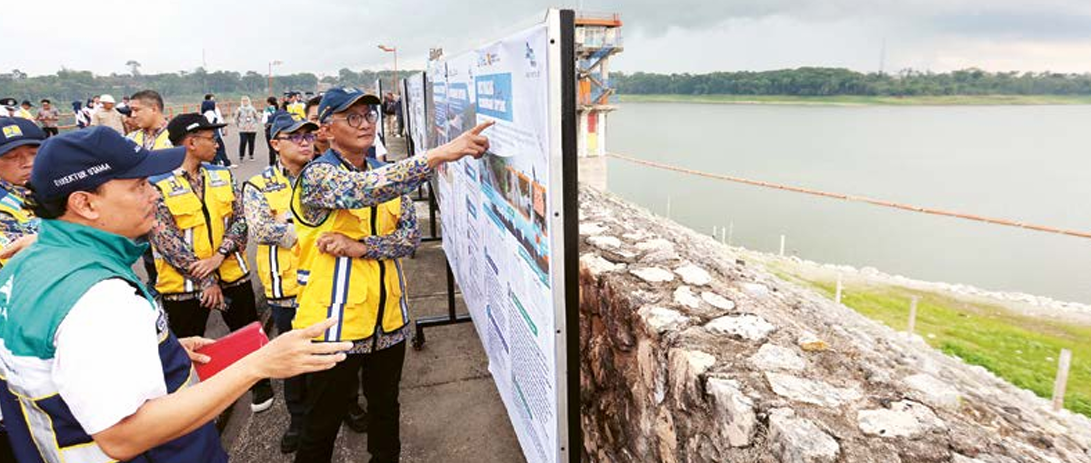 KUNJUNGAN LAPANGAN: Menteri Pekerjaan Umum Dody Hanggodo meninjau kondisi Bendungan Sutami di Desa Karangkates, Kecamatan Sumberpucung, Kabupaten Malang, kemarin (20/11). DARMONO/ RADAR MALANG