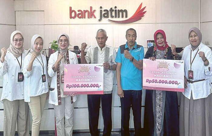 NASABAH BERUNTUNG: Nikmatin (dua dari kanan) dan Warimin Hadi (empat dari kiri) menerima hadiah di kantor Bank Jatim Cabang Kepanjen kemarin (20/11).