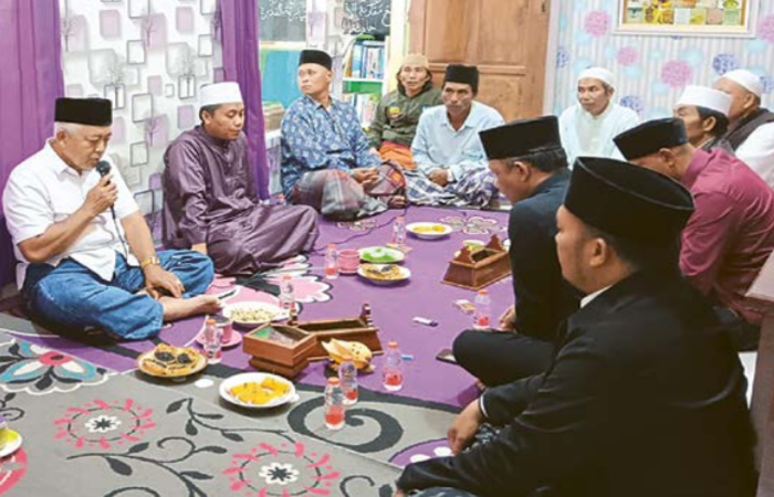 PERHATIKAN INFRASTRUKTUR: Cabup Malang nomor urut 1 H M. Sanusi memberi sambutan di posko pemenangan SaLaf, Desa Tirtomoyo, Kecamatan Ampelgading kemarin (20/11).