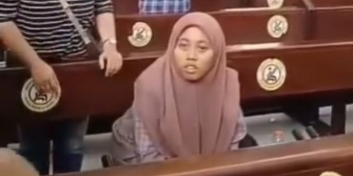 Seorang wanita yang masuk ke gereja St Stefanus Surabaya (foto: Instagram @kresten.selubung)