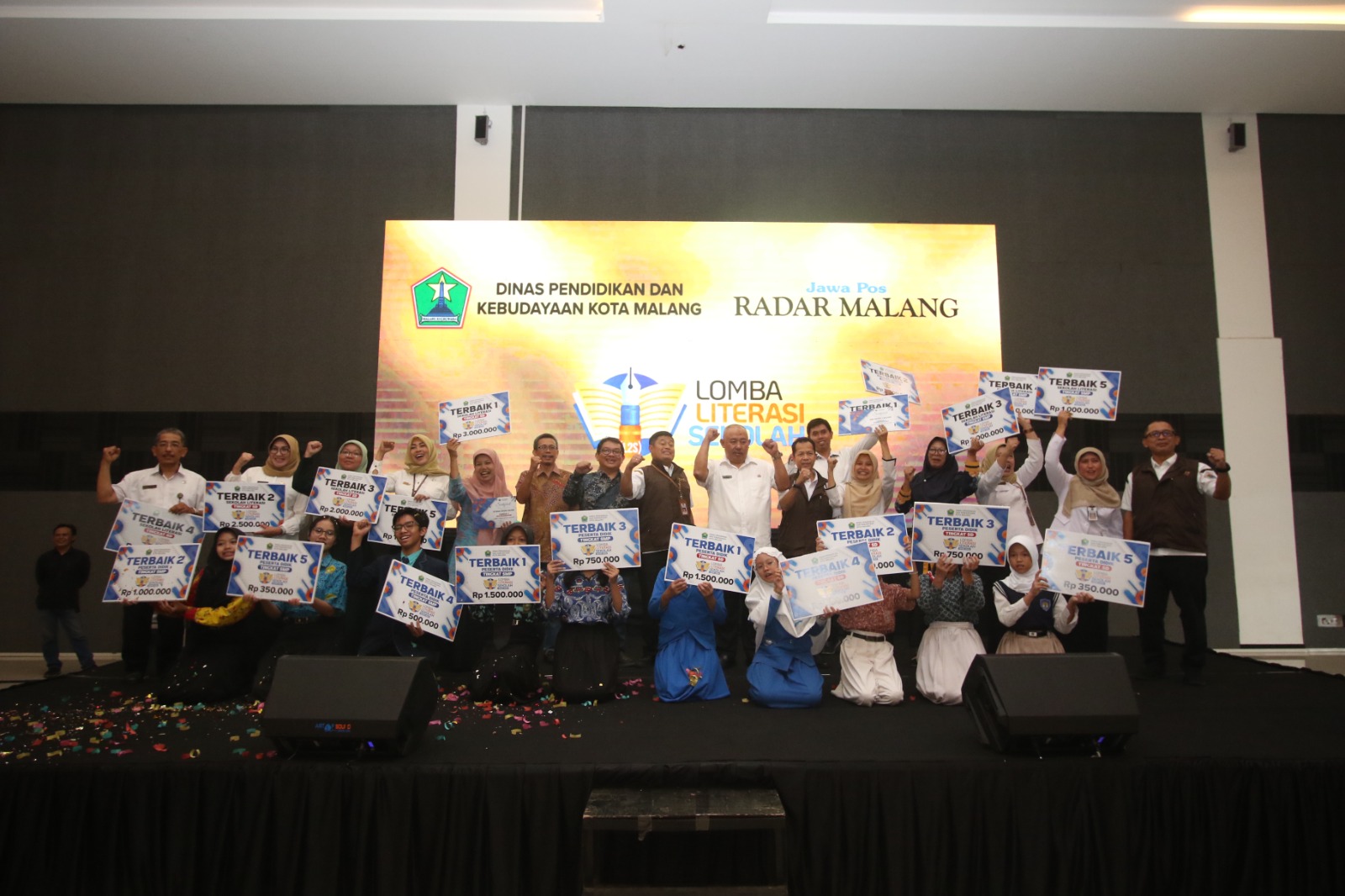Para juara lomba literasi sekolah kota malang berfoto bersama