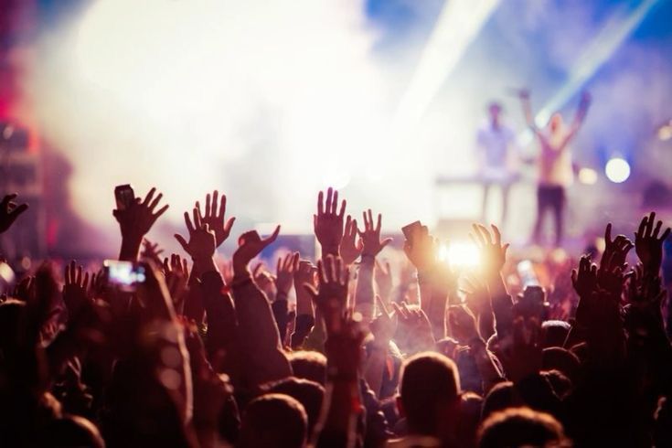 Penonton Konser Musik (Pinterest)