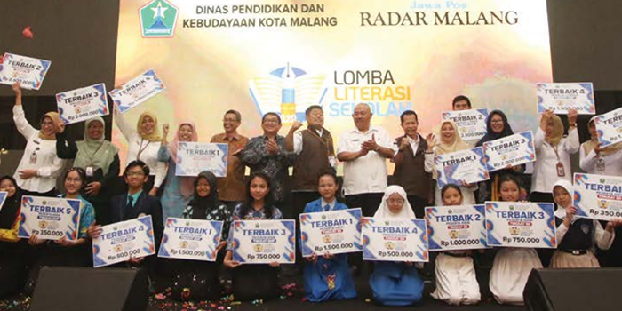 JADI YANG TERBAIK: Para 20 pemenang dari dua kategori Lomba Literasi Sekolah (L2S) foto bersama di panggung kemarin pagi.