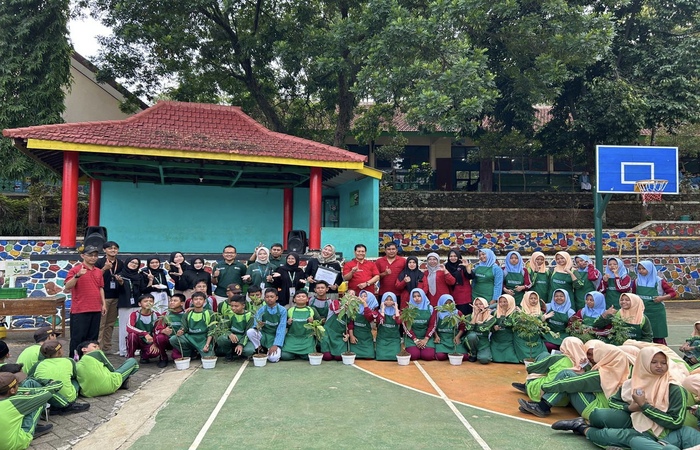 Seeds for School di SMPN 1 Purwodadi melibatkan siswa dan guru, bersama elemen kampus dan institusi penelitian