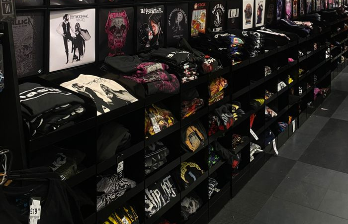 Ilustrasi Toko Kaos Band (sumber: pinterest)