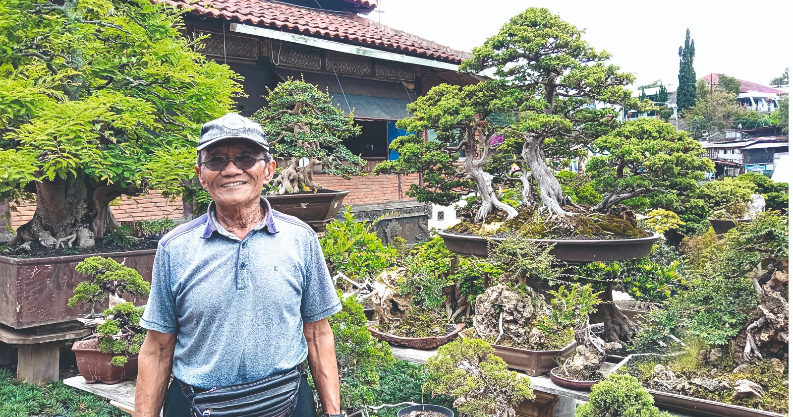 PEMAIN LAMA: Arpai foto dengan latar belakang koleksi bonsainya di Desa Sidomulyo, Kecamatan Batu, kemarin. MOh RIzAL/ RADAR MALANG
