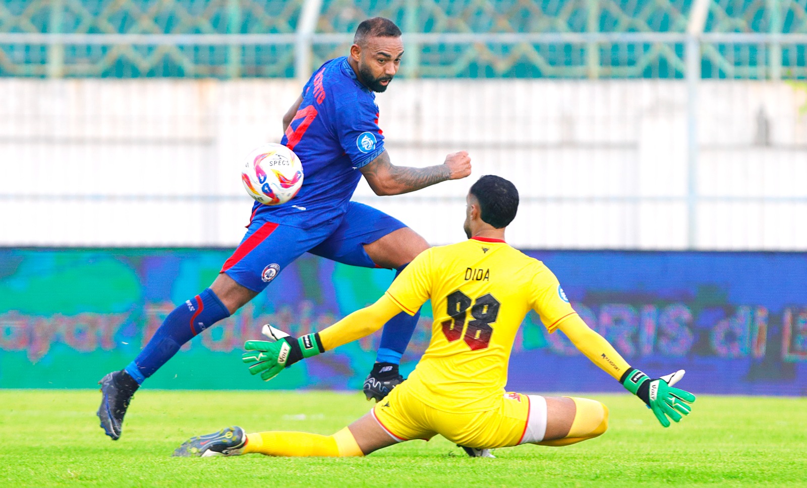 MODAL BAGUS: Dalberto mencoba mengelabui kiper Madura United. Selain Dalberto, ada tiga pemain lain yang ikut menyumbang gol, kemarin. ANGGER BONDAN / JAWA POS