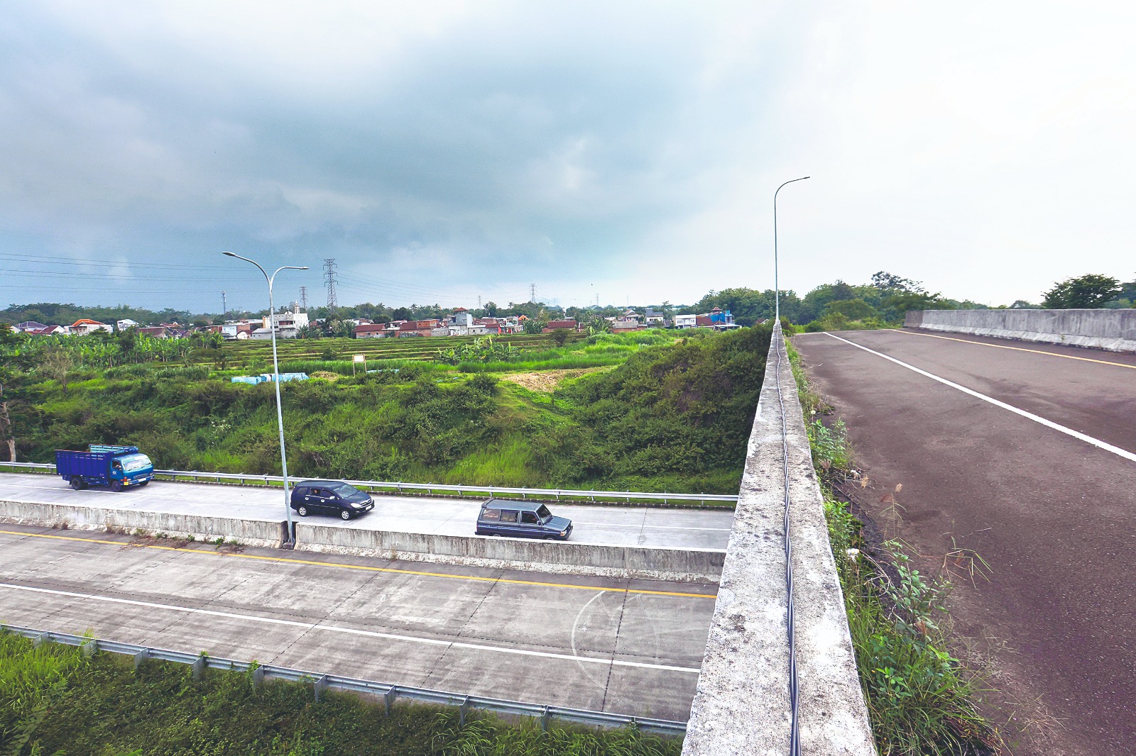 SINYAL DITUNDA: Jalur Tol Pandaan-Malang di Kelurahan Madyopuro bakal dilanjutkan bila proyek Tol Malang-Kepanjen terealisasi. DARMONO/ RADAR MALANG