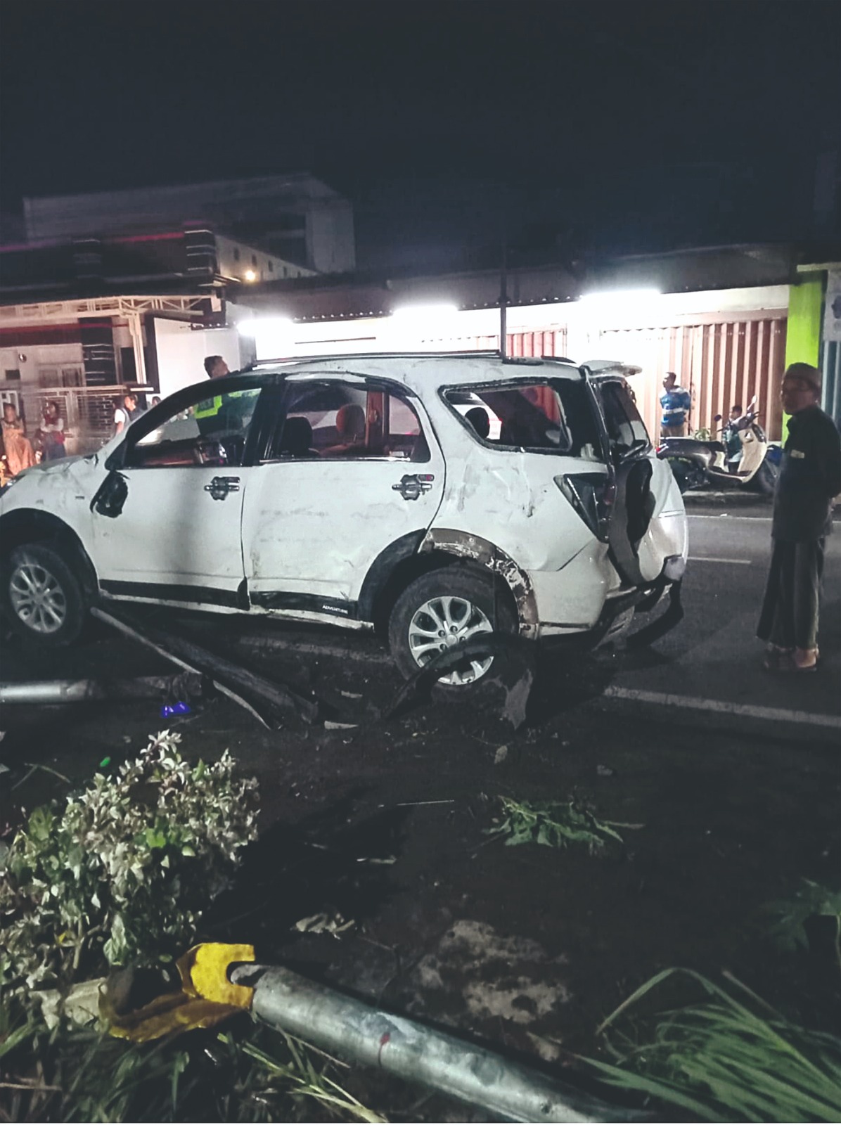 Daihatsu Terios bernopol N 1866 A rusak hampir di semua bagian setelah kecelakaan tunggal, Rabu malam (20/11). SUKOWIBOWO FOR RADAR MALANG