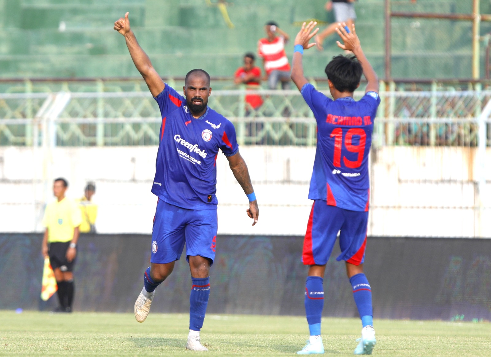 AWAL YANG BAGUS: Thales Lira (kiri) merayakan gol ke gawang Madura united dalam laga BRI Liga 1 pekan ke-11, kemarin.