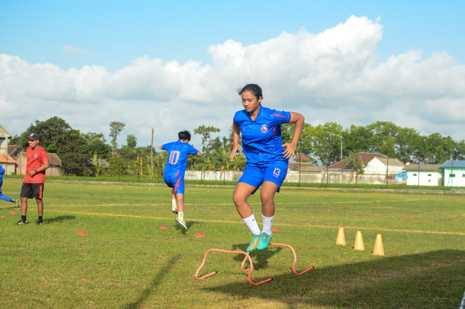 TIDAK BERSANTAI: Pemain Arema FC Women Chelsea Setya melakukan latihan fisik di Labruk Kidul Sport Center, Lumajang, 23 Oktober lalu.