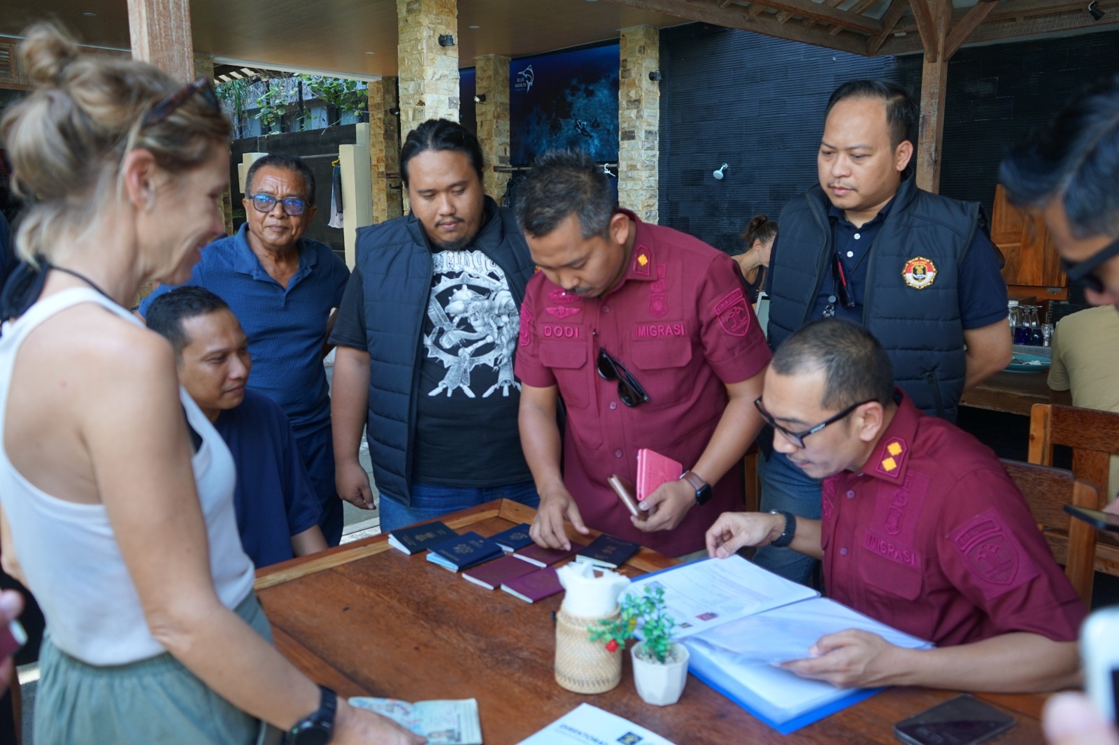 Petugas Imigrasi Indonesia menjaring warga negara asing dalam operasi Jagratara