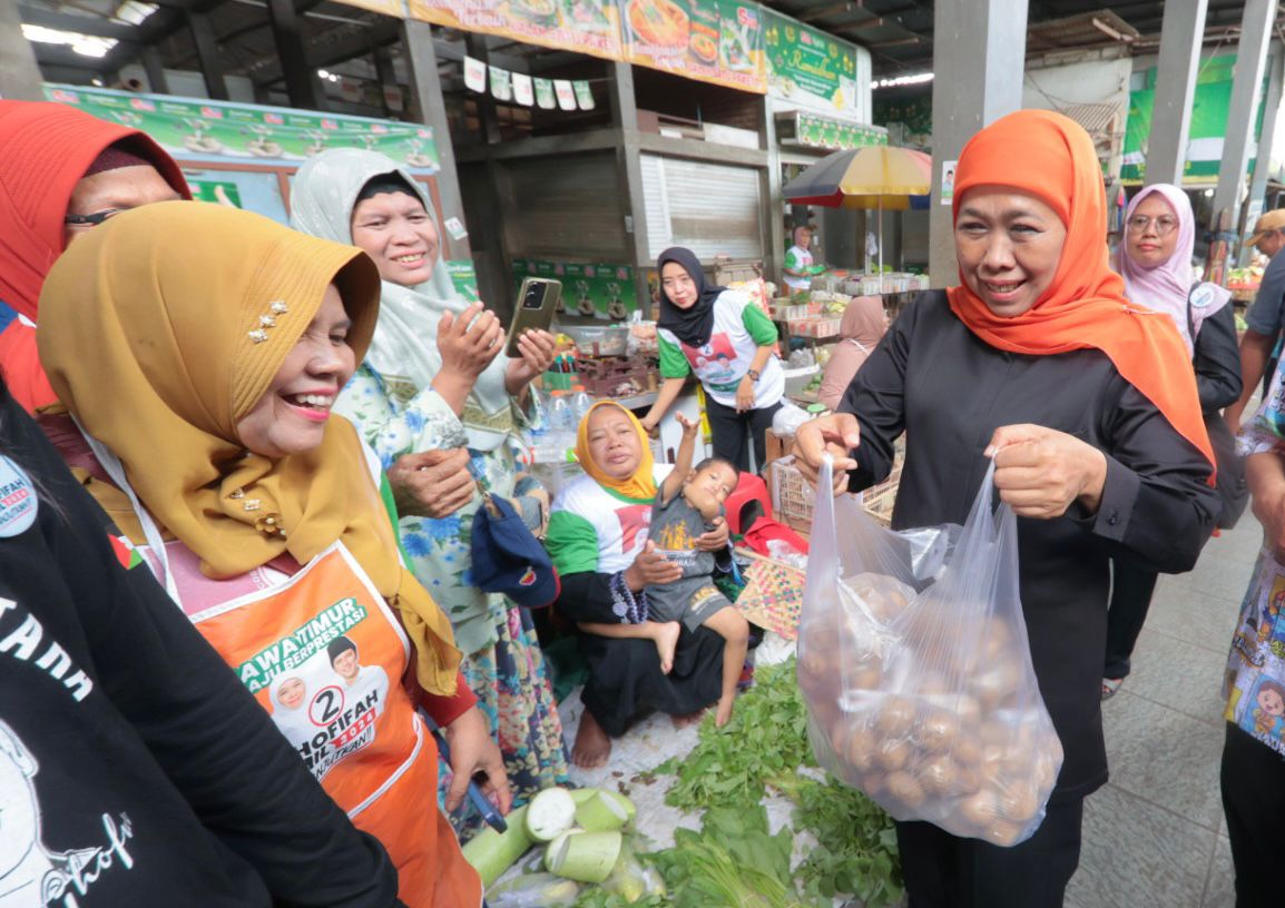 Cagub Jatim nomor urut 2 Khofifah Indar Parawansa (kanan) memborong dagangan pedagang Pasar Sidoharjo. (Tim Pemenangan Khofifah-Emil for Radar Malang)