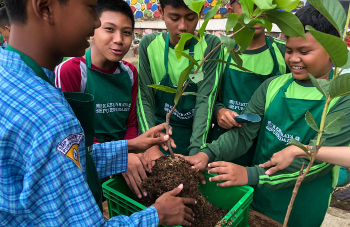 Siswa SMPN 1 Purwodadi mempraktikkan metode tanam buah dalam pot yang diinisiasi Kebun Raya Purwodadi bersama mahasiswa Ilmu Komunikasi FISIP UB
