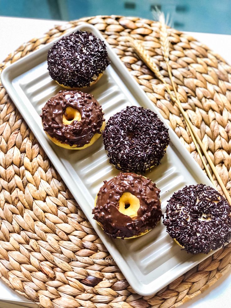 KULINERAN: Donat merupakan cemilan manis yang cukup mengenyangkan jika kita tak ingin memakan nasi. Donat berbahan dasar kentang yang tinggi akan nutrisi.
