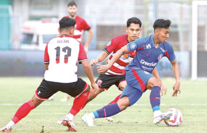 CMBCK: rkhan Fikri (kanan) berusaha lepas dari penjagaan dua pemain Madura United dalam laga BI Liga 1 pekan ke-11, Kamis lalu (21/11).