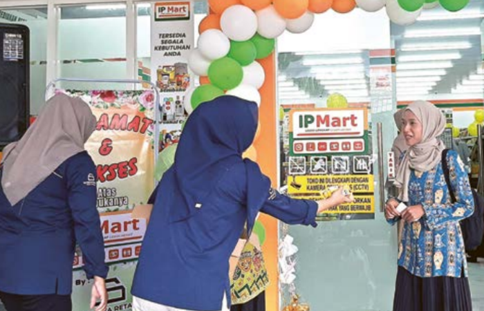 PERDANA: Seorang pengunjung IP Mart mendapat voucher diskon belanja.