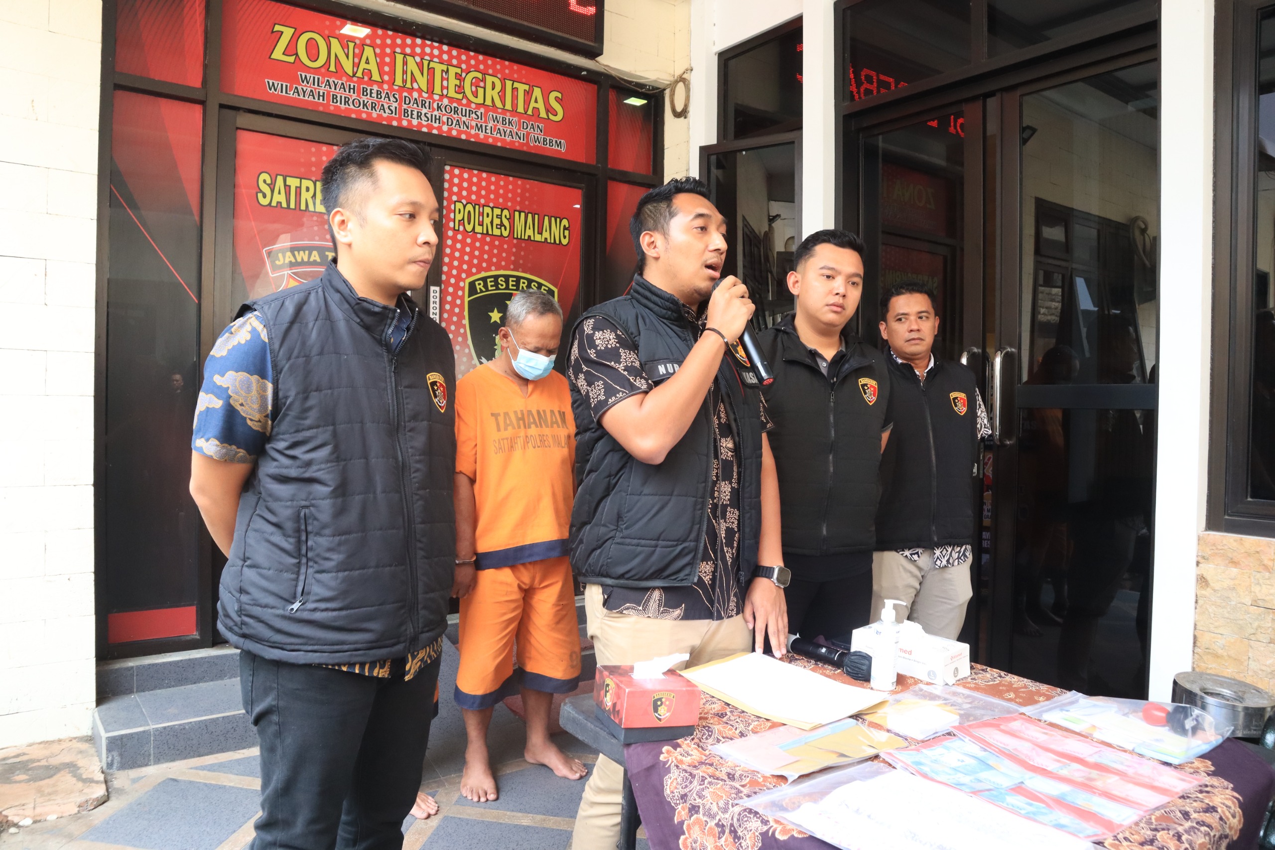 Polres Malang merilis dua tersangka pelaku pungutan liar di pantai Selok Banyu Meneng Bantur Malang selatan