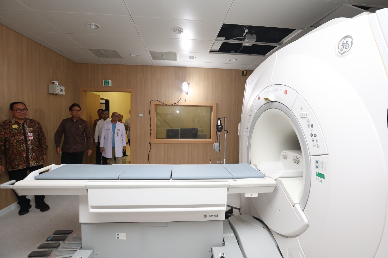 LIHAT LANGSUNG: Menteri Kesehatan  Budi Gunadi Sadikin (dua dari kiri) meninjau peralatan magnetic Resonance Imaging di RSUD dr Saiful Anwar kemarin (22/11).