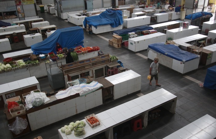 BUTUH SOLUSI: Sebagian pedagang di pasar tradisional Kota Malang mengeluhkan sepinya pembeli yang cukup berdampak signifikan.