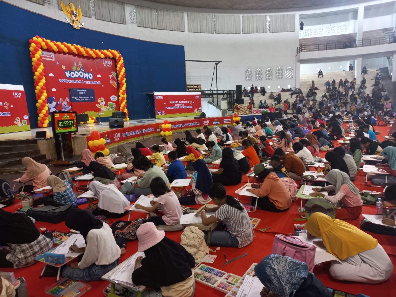 ANTUSIAS: Para peseta antusias mewarna dan menggambar dalam event yang diadakan oleh Alfamart.