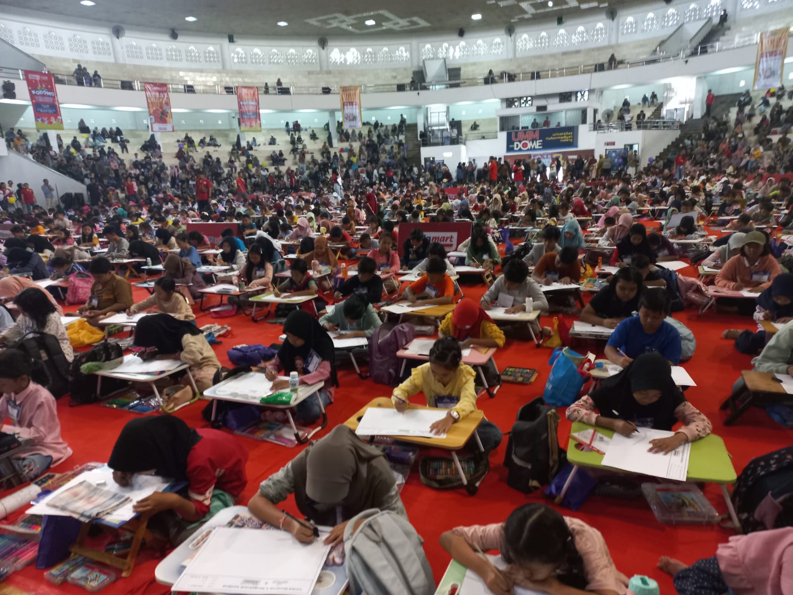 RAMAI: Dome Universitas Muhammadiyah Malang penuh dengan peserta mewarna dan orang tua peserta.
