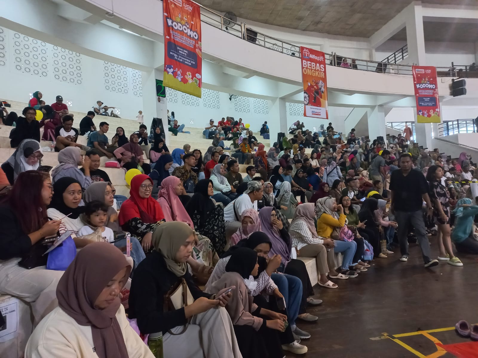 SETIA MENUNGGU: Para orang tua peserta lomba mewarna menunggu di tribun dome UMM.